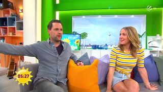 Alina Merkau kurzer Jeans Rock