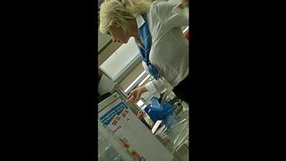 IL REGGISENO DELLA CASSIERA...