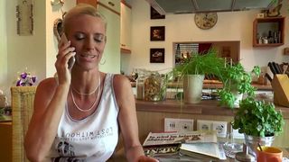 Blonde Milf fickt mit dem Elektriker