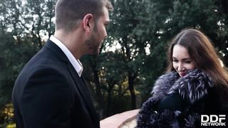 Elegant Babe Gives Head