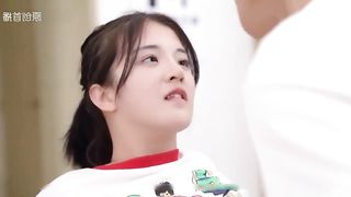 表哥诱操表妹，拿香蕉诱她做爱，奶子雪白逼超嫩，先口交后无套内射，麻豆传媒林予曦 国产剧情AV 台湾SWAG 喷水瑶 蒂法 猫先生探花爱奇艺
