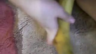 sexy kleine macht es sich mit banane