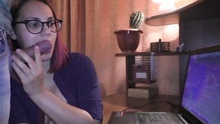 Gamer Girl does Blowjob without being distracted from the game