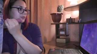 Gamer Girl does Blowjob without being distracted from the game