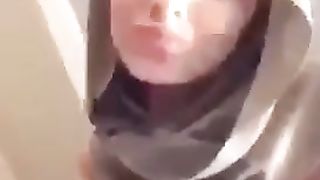 Moroccan in Hijab Shows Body and Pussy