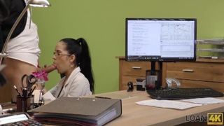 LOAN4K. Agente aprueba crédito de la ninfómana morena Elis Dark