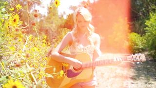 GirlGirl - the Country Star Kenna James