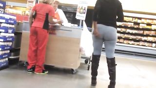 Ebony Girl Wearing Skintight Leggings
