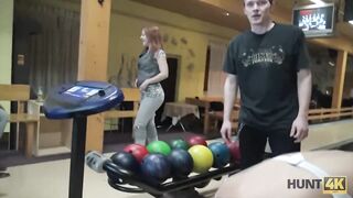 HUNT4K. Il ragazzo è pronto a guardare come qualcuno scopa la sua simpatica fidanzata