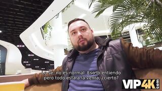 VIP4K. Hunter se folla a una hermosa pelirroja en el baño público