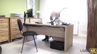 LOAN4K. Chica rusa monta la polla de un agente de préstamos en su oficina