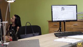 LOAN4K. Chica rusa monta la polla de un agente de préstamos en su oficina