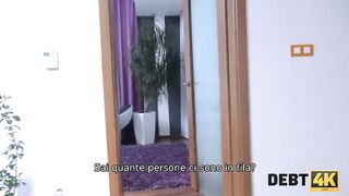 DEBT4k. Il collezionista è ipnotizzato dalle belle forme del corpo degli st
