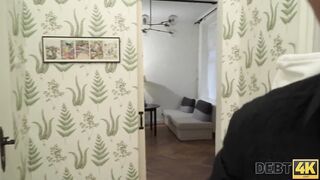 DEBT4k. Lassie de pelo largo hace todo lo que el agente de préstamos quiere