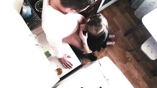 Очень громкая блондинка.