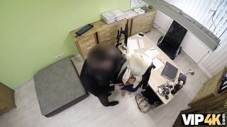 VIP4K. Die vollbusige Blondine Blanche gibt sich der