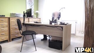 VIP4K. Inga ama l'arte ma dovrebbe scopare duramente per pagare tutte le ta