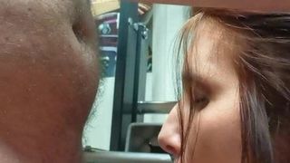 Elle me suce dans les toilettes