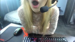 Russian Girl-streamer Fucked on the Broadcast for CS:GO