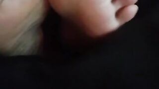 Sexy milf has her toes sucked