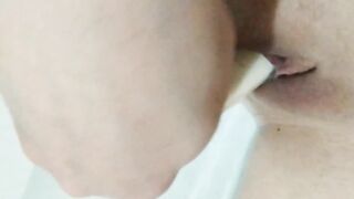 Малышка Katty развлекается в ванной с дилдо