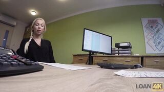 LOAN4K. Une blonde coquine baise pour un prêt pour acheter une nouvelle Mer