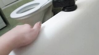 Пока муж на работе я развлекаюсь с черным дилдо в ванной - SexyBabeKatti