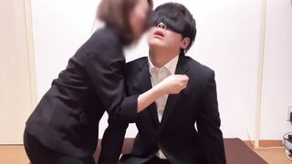 OLコスプレをした痴女に逆セクハラされてイケメンM男が目隠しドライオーガズムしまくる個人撮影 Japanese Amateur Cosplay Handjob Sex - えむゆみカップル