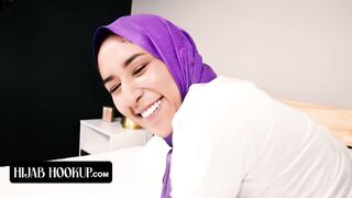 Horny Perv Peeps on Beauty Babe in Hijab Vanessa Vox