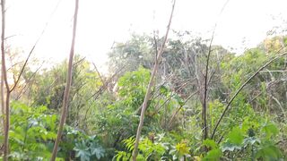 la idea era una mamada en el auto, y terminamos follando en el bosque. SEXO ANAL COWGIRL