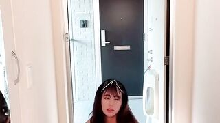無修正　ご主人様を待ちわびて玄関で大量潮吹き！メイドコスプレ
