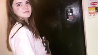 Подцепил школьницу на улице и трахнул её в подъезде.