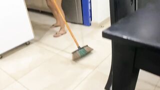 Sexy stepmom washes the dishes in her underwear, stepson fucks her