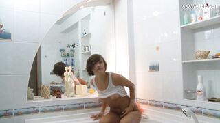 Russian Horny Slut Sima Zasadilo In The Bathtub