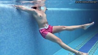 Hot Underwater Babe Lady Dee Swims Naked - Dee Dee