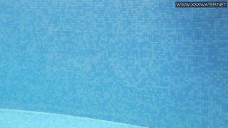 Hot Underwater Babe Lady Dee Swims Naked - Dee Dee