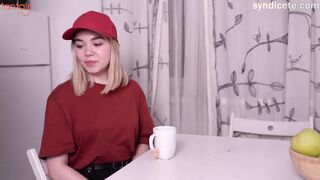 Отблагодарил девушку курьера за доставку тяжелой посылки | Tantaly doll | втроем с куклой