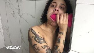 Tattooed Kingsley gives a Sloppy Shower BJ
