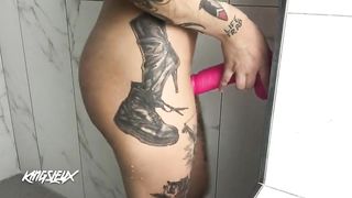 Tattooed Kingsley gives a Sloppy Shower BJ