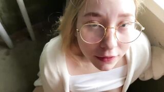 BLOWJOB IN THE ROOM - I meet my husband in the stairwell and masturbate my pussy