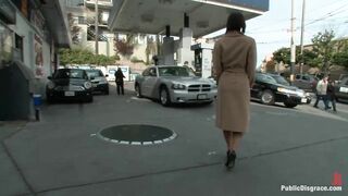 Girl from a gas station disgraced in the car