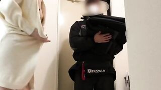 A young pizza delivery man makes a perverted big-breasted MILF cum at his front door ♡♡♡♡