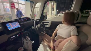 A perverted, big-breasted MILF who masturbates in the car in public even if a young man sees her♡