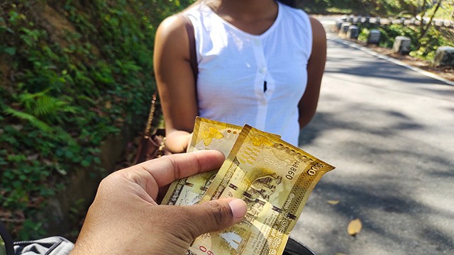 පාරේදී සෙට් වෙලා සල්ලි වලට ගහපු කෑල්ල Sri Lankan Garment Slut Sex For Money Go Back Home 9774