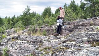 Sex sex på sten, smuk pige i naturen