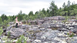 Sex sex på sten, smuk pige i naturen