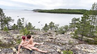 Sex sex på sten, smuk pige i naturen