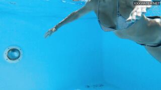 Hottest Hungarian milf Angelica gets horny underwater
