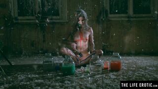 Fairytale beauty fucks herself to orgasm with a brush handle