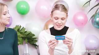 Ersties - Lesbische 5er-Orgie beim Dare Ring Game